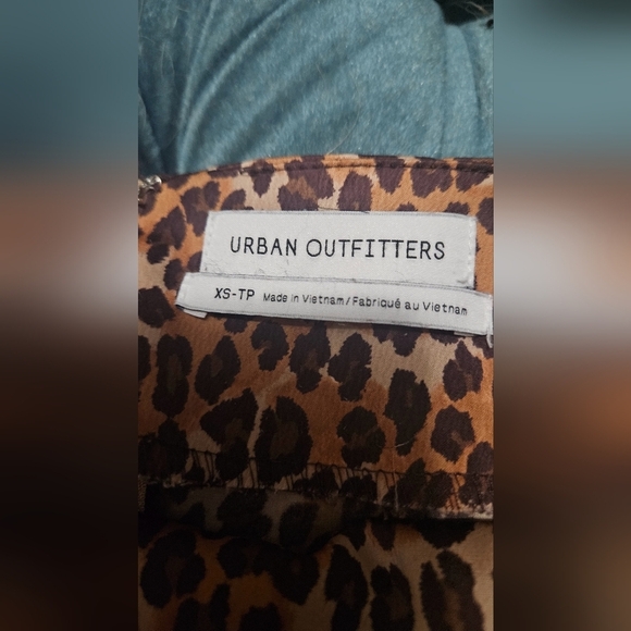 URBAN OUTFITTERS Leopard print Satin kelly Tulip wrap midi skirt. Size XS - Picture 14 of 14